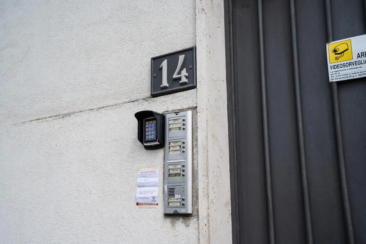 Smart Suite Milano Near Metro 0*, Milan